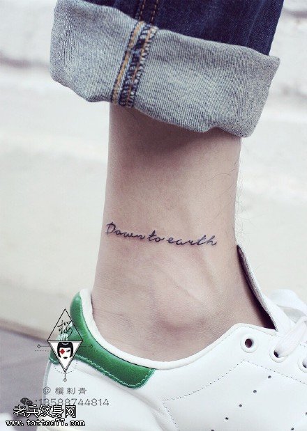脚腕上的清新字符纹身图案