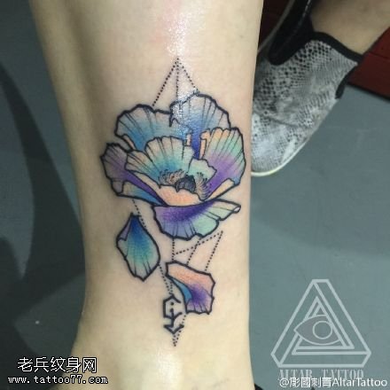 脚腕上的花卉纹身图案