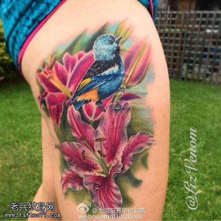 大腿美丽的百合纹身图案