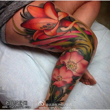 大腿火红的花卉纹身图案