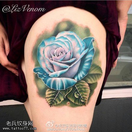 大腿上蓝色玫瑰纹身图案