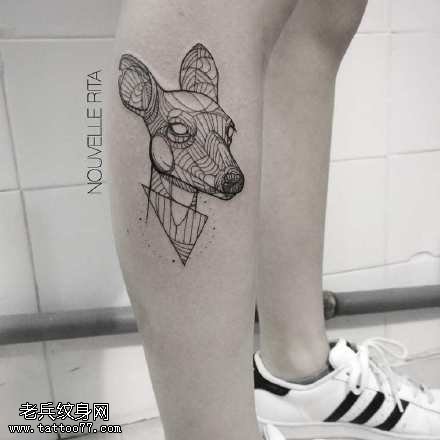 小腿几何元素的小鹿纹身图案