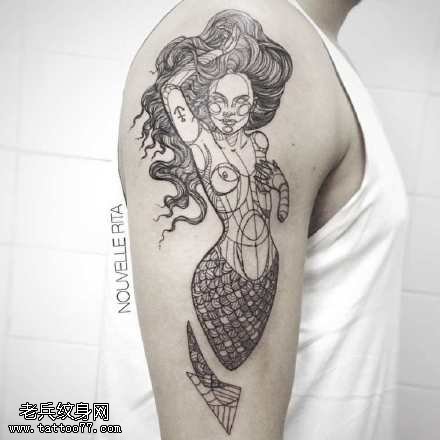 肩膀的美人鱼纹身图案