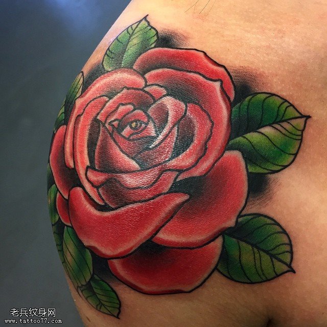 肩部的大红玫瑰纹身图案
