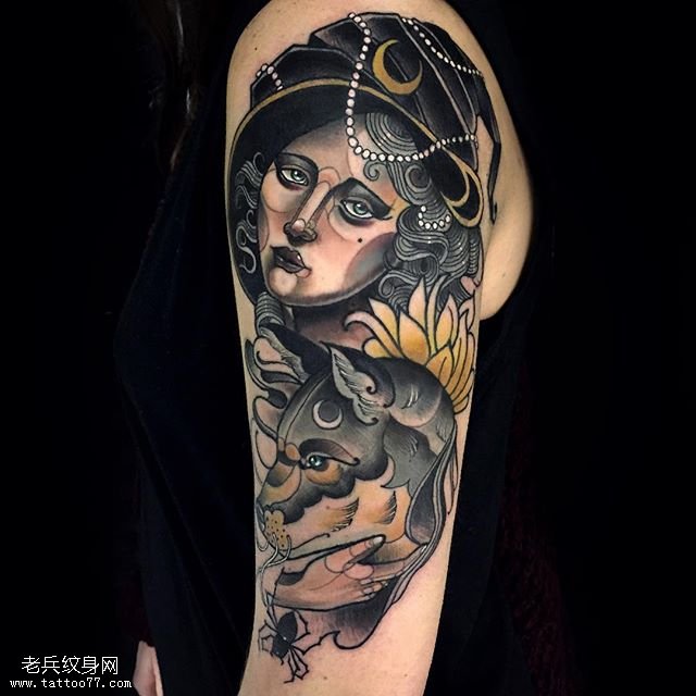 肩部的女王纹身图案