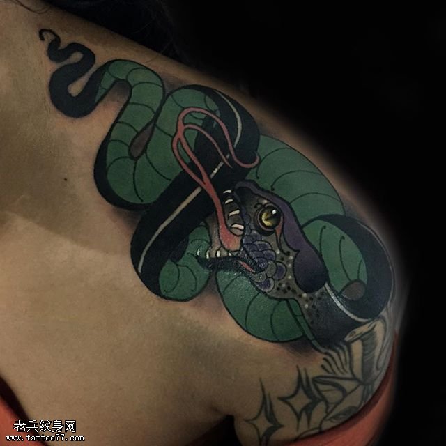肩部的青蛇纹身图案