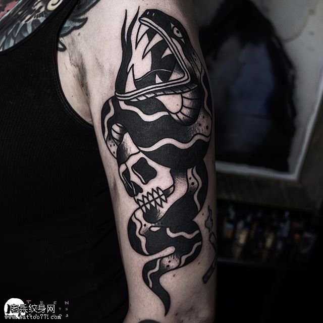 肩部黑灰蛇骷髅纹身图案