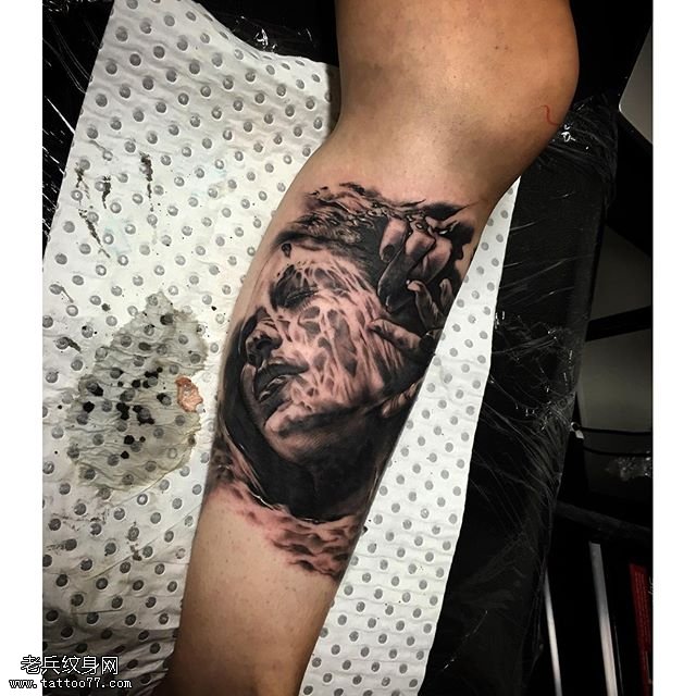 小腿的水墨肖像纹身图案