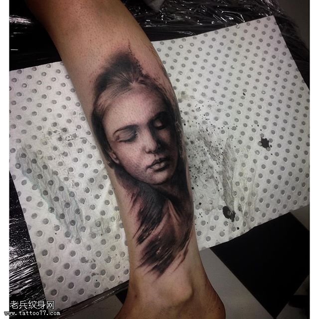 小腿的少女纹身图案