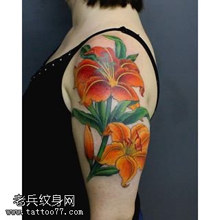 肩部的一枝百合花纹身图案