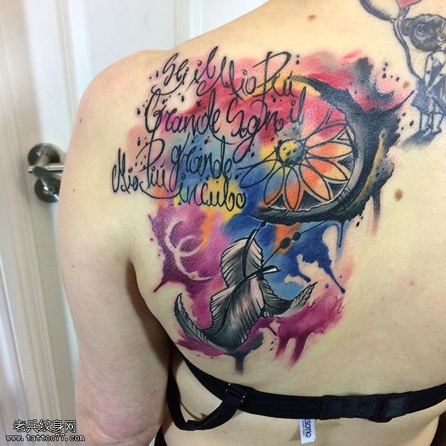 肩部的水墨捕梦网纹身图案