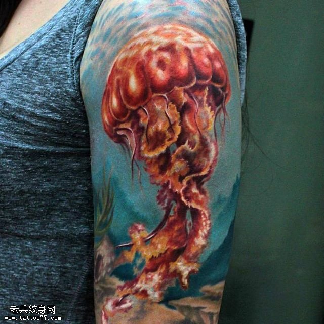 肩部的彩绘水母纹身图案
