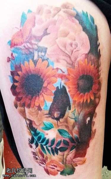 腿部漂亮的骷髅花纹身图案