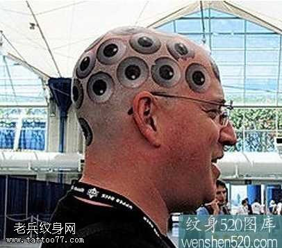 欧美男性头顶的密集眼睛纹身图案