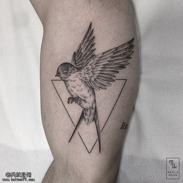 大腿写实三角鸟纹身图案