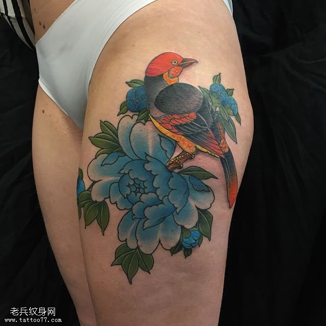 大腿彩绘玫瑰鸟纹身图案