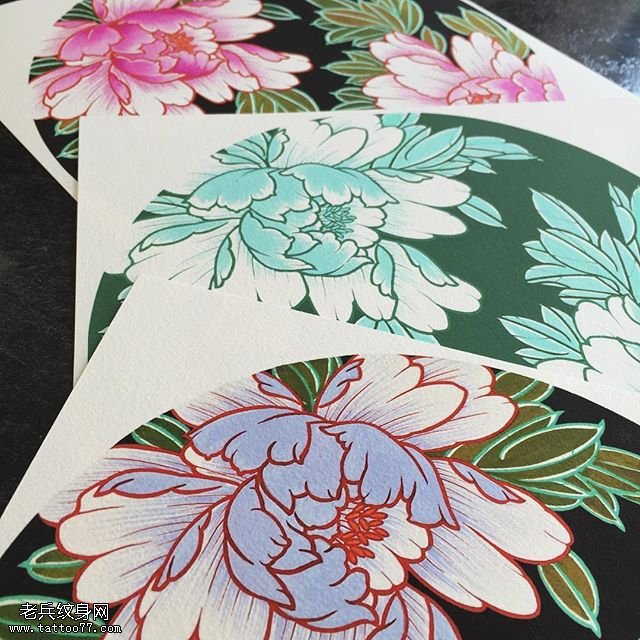 手稿彩绘的大牡丹纹身图案