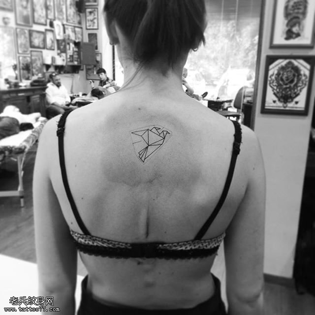 背部立体线条千纸鹤纹身图案