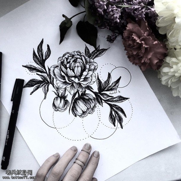 手稿素描一束花纹身图案