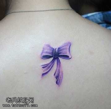背部紫色蝴蝶结纹身图案