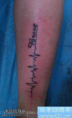 腿部流行的心电图字母纹身图案