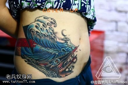 腹部海浪大鲨鱼纹身图案