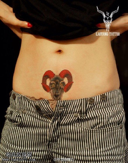 腹部的山羊角纹身图案