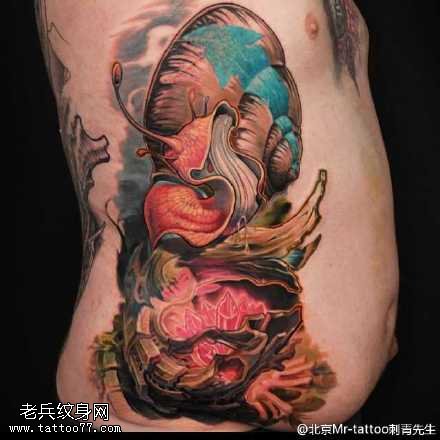 腹部彩绘的蜗牛纹身图案