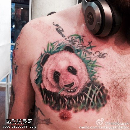 胸前的小熊猫纹身图案