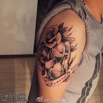 肩膀玫瑰沙漏纹身图案