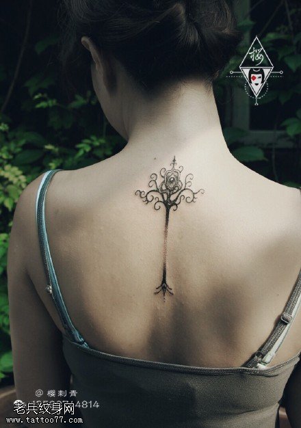 背部小花树纹身图案