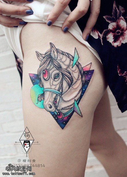 腿部漂亮的马儿纹身图案