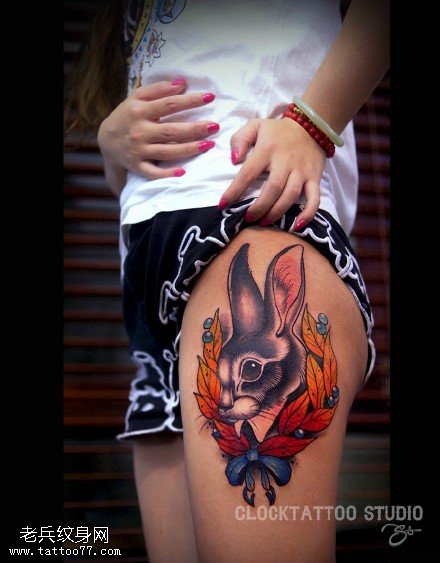 臀部彩绘的兔子纹身图案