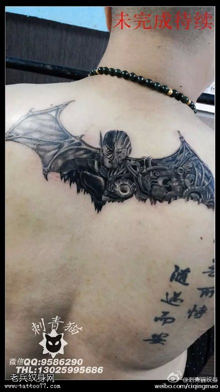 背部的蝙蝠侠纹身图案
