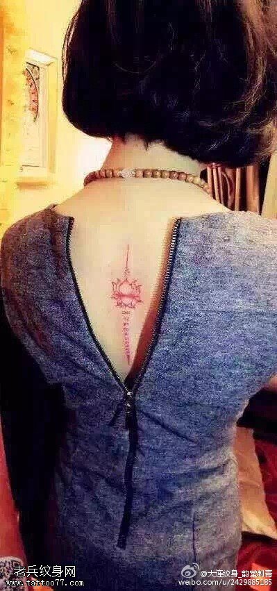 背部的红色莲花纹身图案