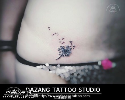 腹部的蒲公英纹身图案