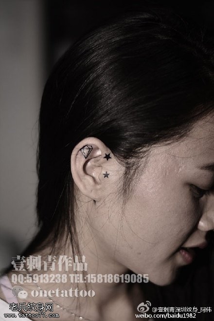 耳朵上的钻石星星纹身图案