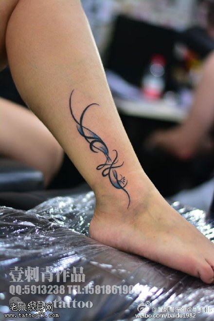 脚腕上精致的花卉纹身图案