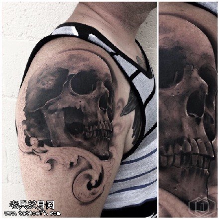 肩膀逼真的骷髅纹身图案