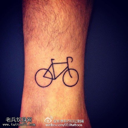 脚腕上的自行车纹身图案