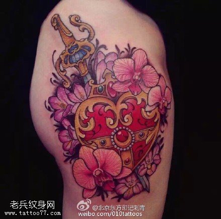 肩膀匕首花卉心纹身图案