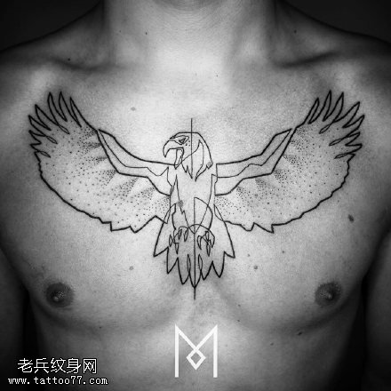 胸前点刺老鹰纹身图案
