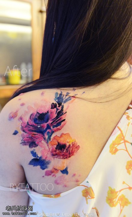 肩部的水墨花纹身图案