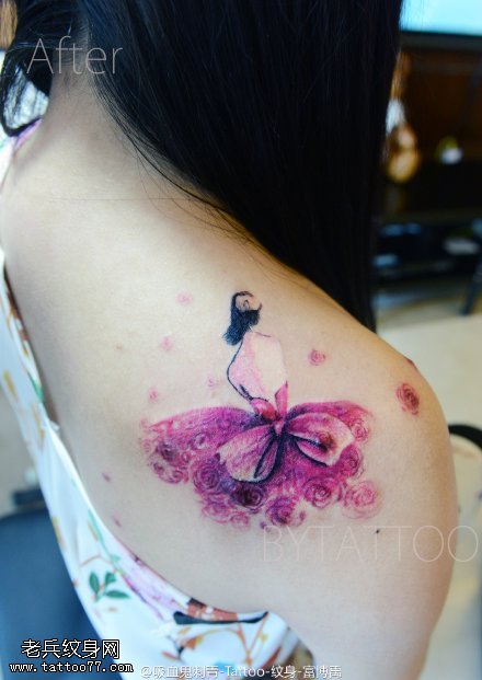 肩部的花仙子纹身图案