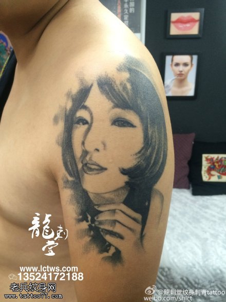肩部女友肖像纹身图案