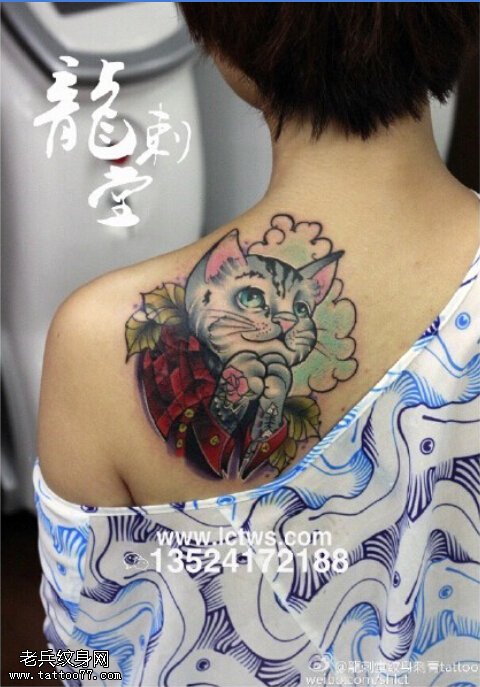 肩部的招财猫纹身图案