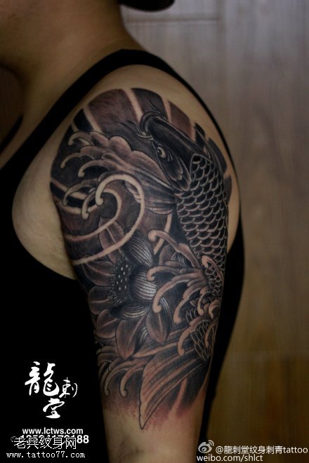 肩部锦鲤图腾纹身图案