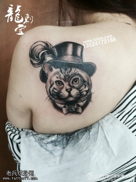 肩部的酷猫纹身图案