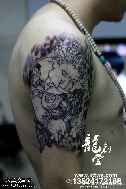 肩部点刺的象神纹身图案