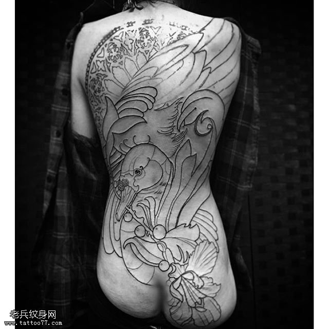 背部点刺的天鹅纹身图案